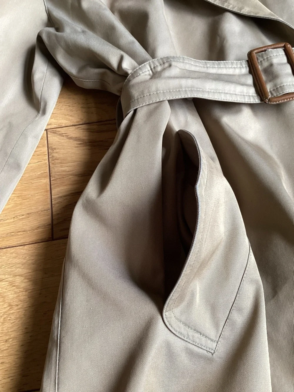 Christian Dior Classic Beige Trench Coat - Picture 6 of 9